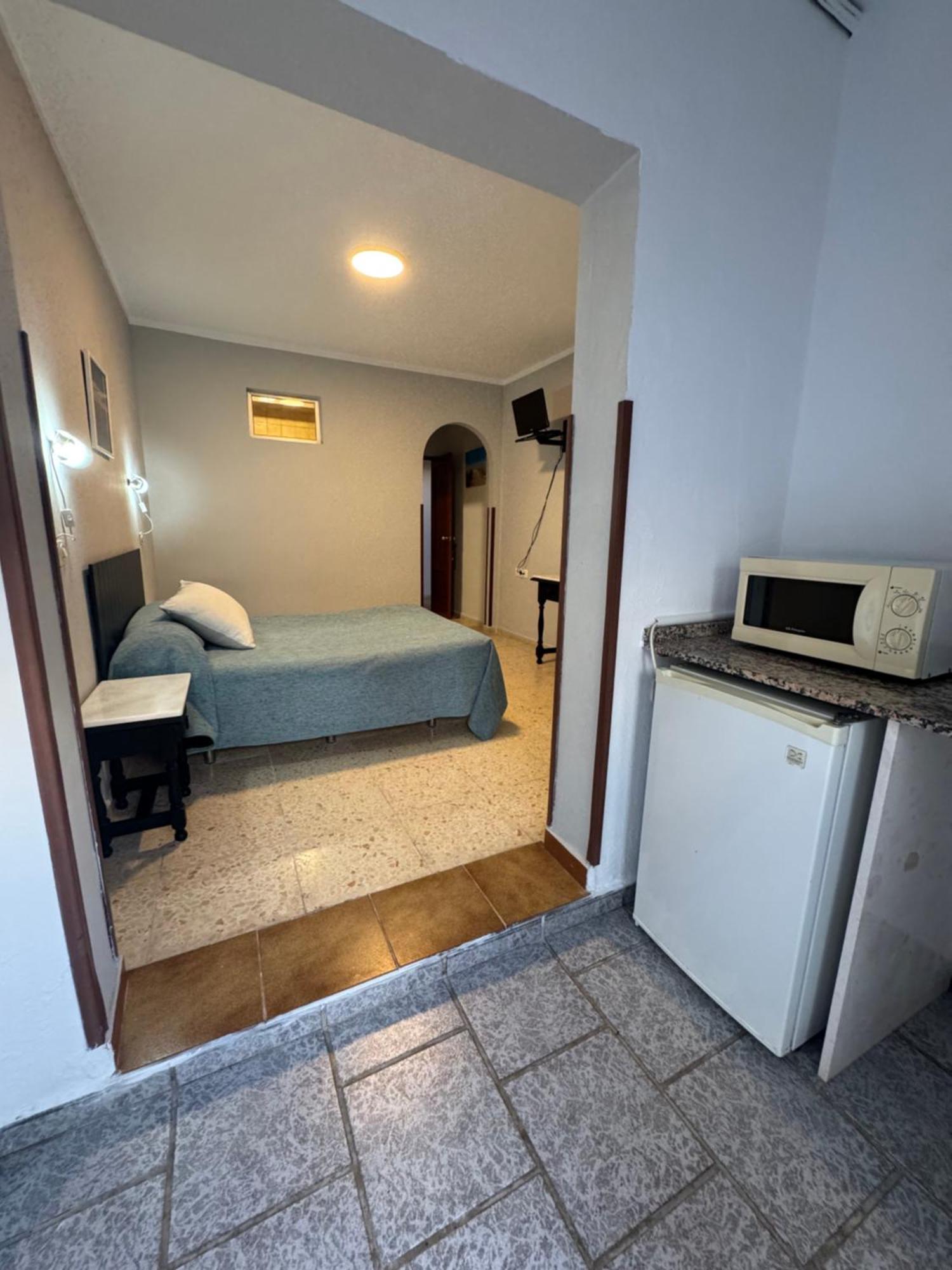 Hostal Miramar Los Canos De Meca Bagian luar foto