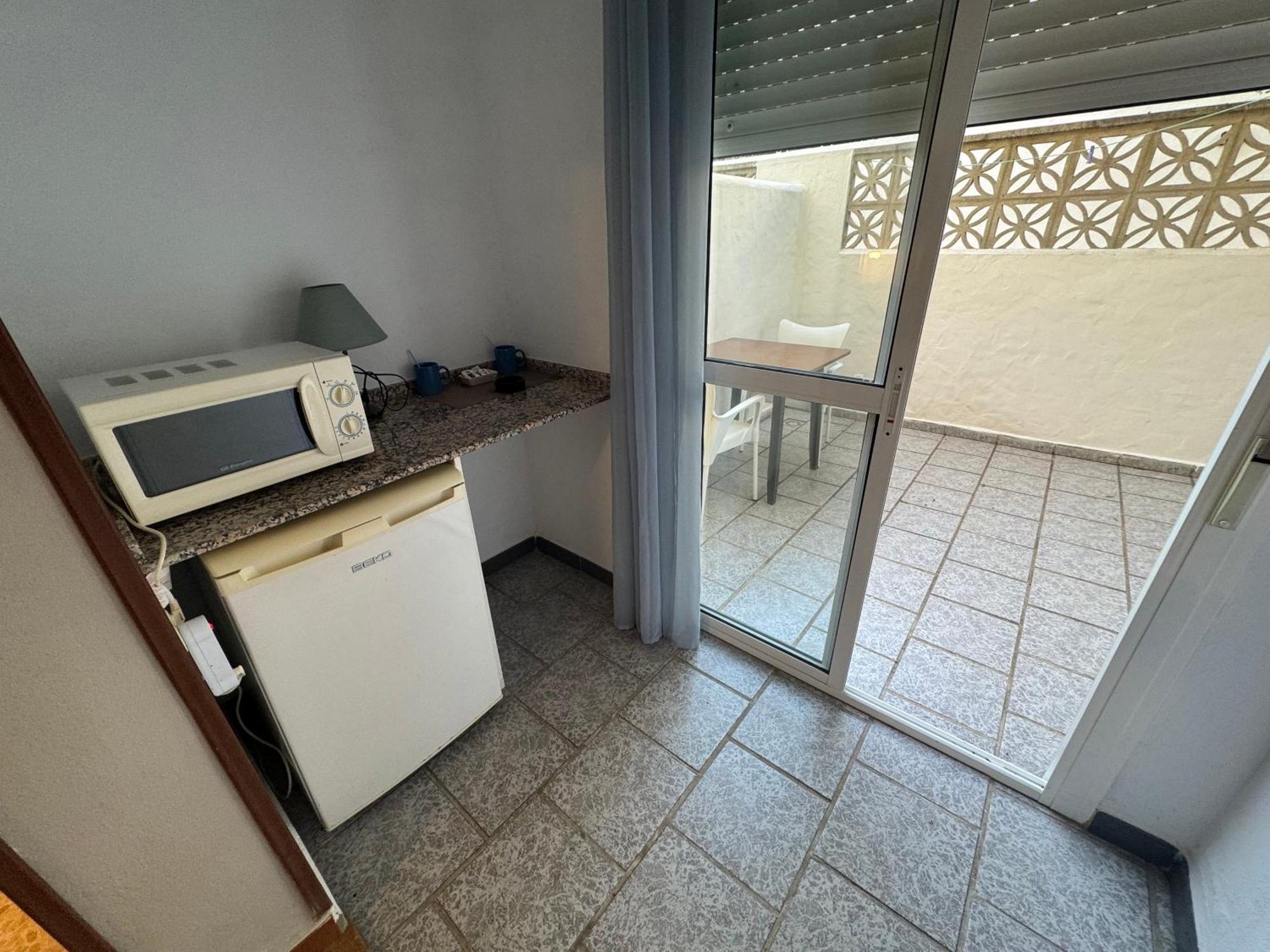 Hostal Miramar Los Canos De Meca Bagian luar foto